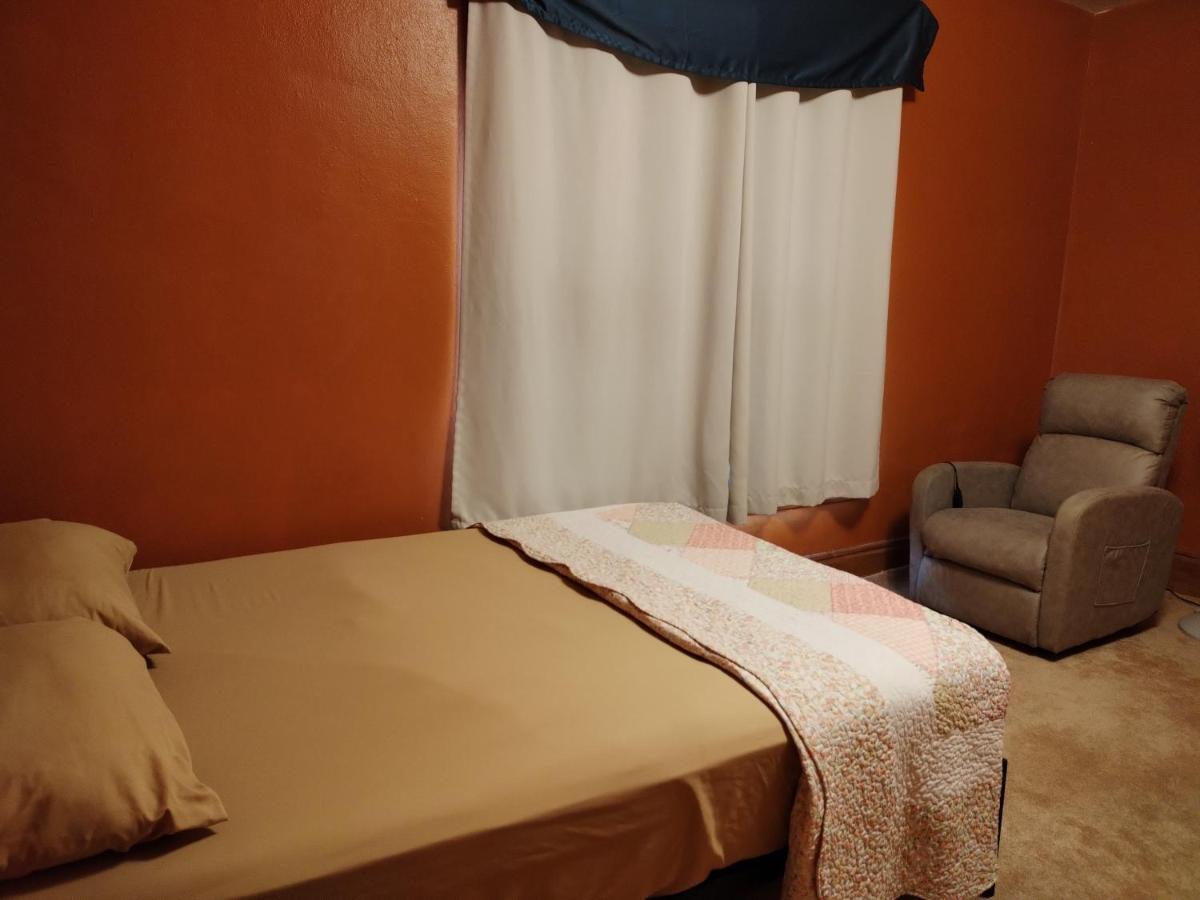 Cool And Affordable Apartment Galesburg Extérieur photo
